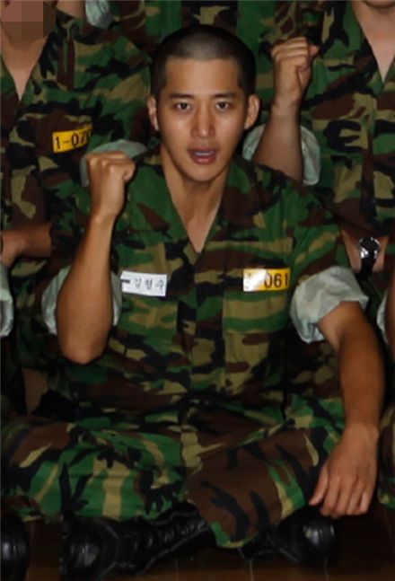 kim lee wan. Korean actor Lee Wan serving