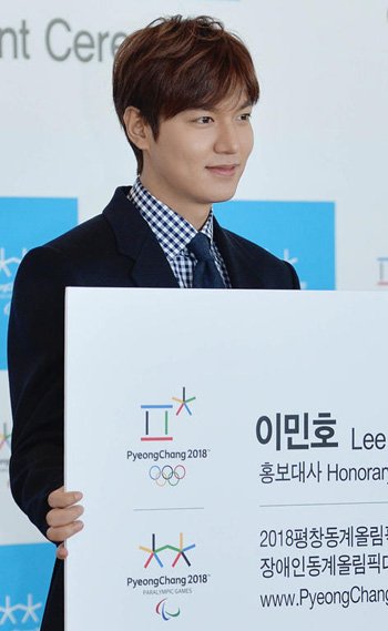 Lee Min-ho poses at a ceremony in Seoul