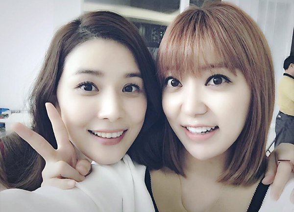  Ha Ji-yeong posted a selfie she too along with Lee Bo-yeong on her twitter account