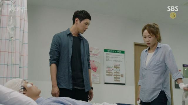 An injured Yeong-gwan, Seung-in and Mi-ok