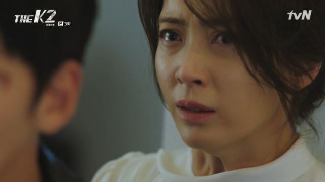 Yoo-jin's look as Ahn-na begs for her death
