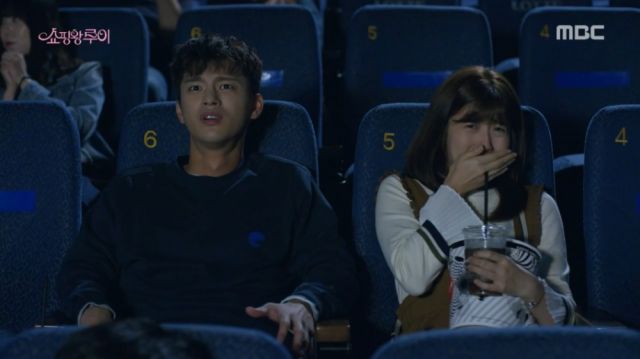 Bok-sil and Ji-seong being scared by a movie