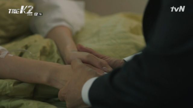 Se-joon holding Ahn-na's hands