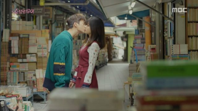 Ji-seong and Bok-sil's first kiss