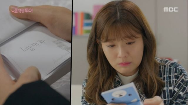 Bok-sil reading Ji-seong's notes