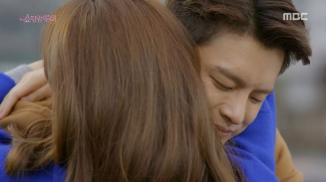 Ji-seong and Bok-sil reuniting and hugging