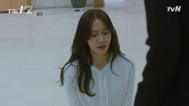 Ahn-na begging Yoo-jin to let her see Je-ha