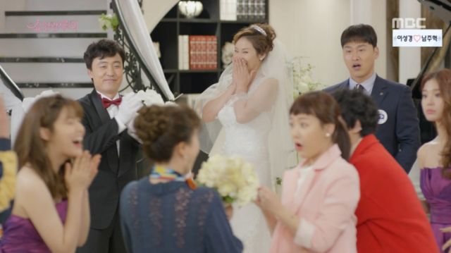 The family at Jeong-ran and Ho-joon's wedding