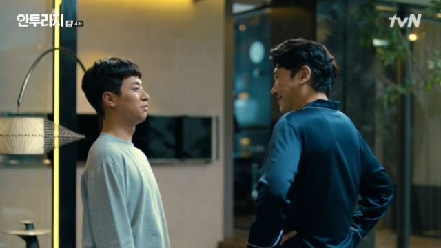 Ho-jin and Eun-gap being happy over Yeong-bin's casting