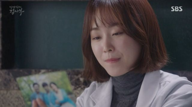 Seo-jeong looking at Dong-joo's letter to Teacher Kim
