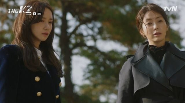 Ahn-na and Yoo-jin over Hye-rin's grave