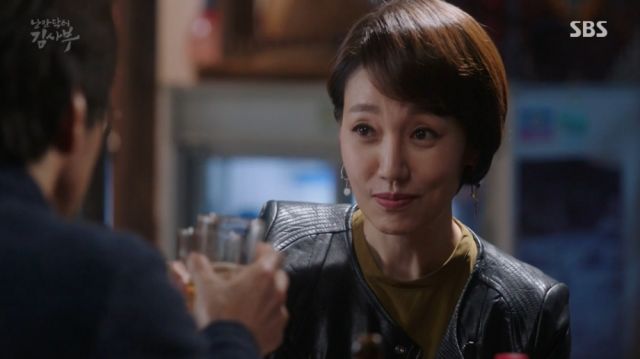 Myeong-sim and Teacher Kim having a drink