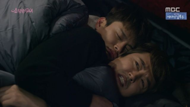 Louis spooning with a less-than-happy Joong-won