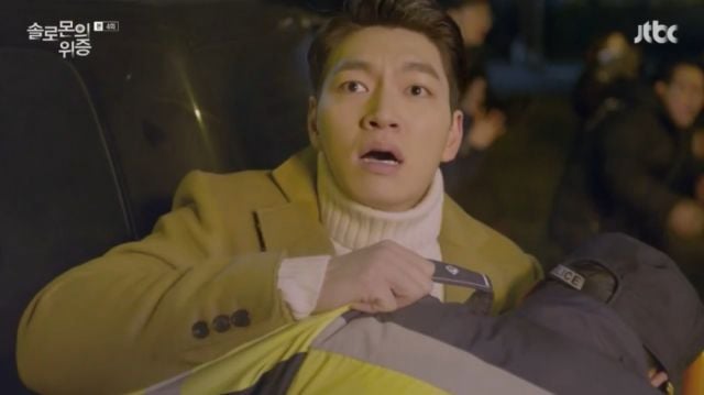 Woo-hyeok witnessing his house burning down with his grandmother inside