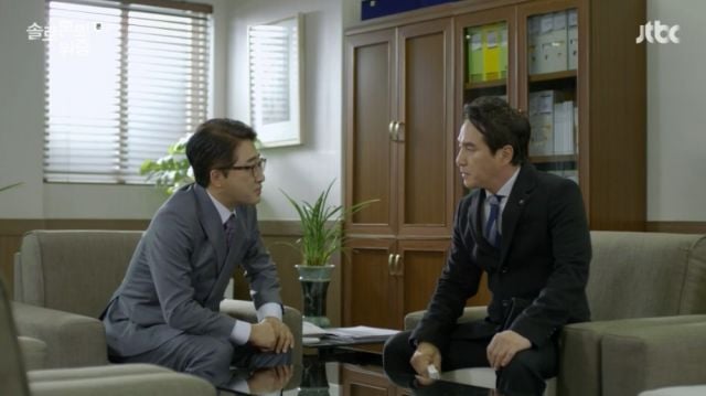 Kyeong-moon telling the current principal to stop the trial using school regulations