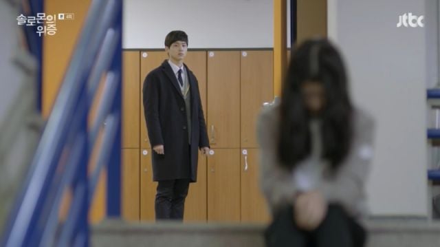 Ji-hoon deciding to comfort Seo-yeon as the Sentinel