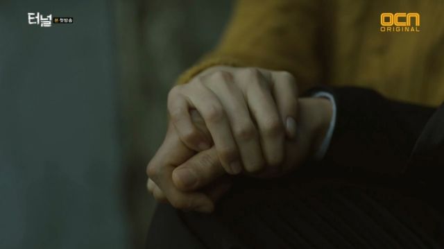 Yeon-sook holding Gwang-ho's hand to comfort him