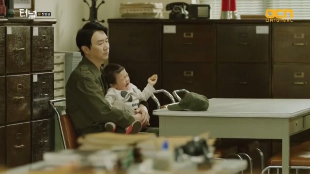 Yi-soo's husband and child