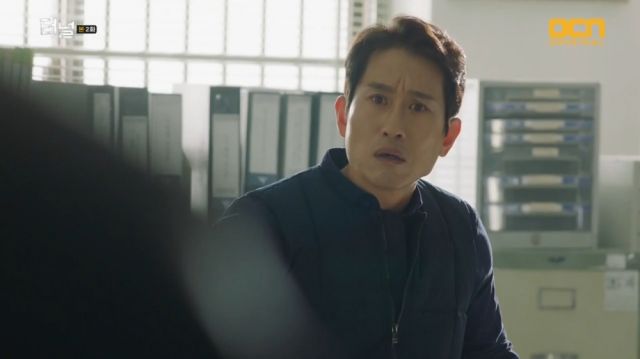 Seong-sik being shaken by Gwang-ho's presence
