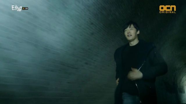 Gwang-ho running through the tunnel