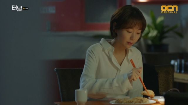 Jae-i eating the dumplings Yeon-sook used to love