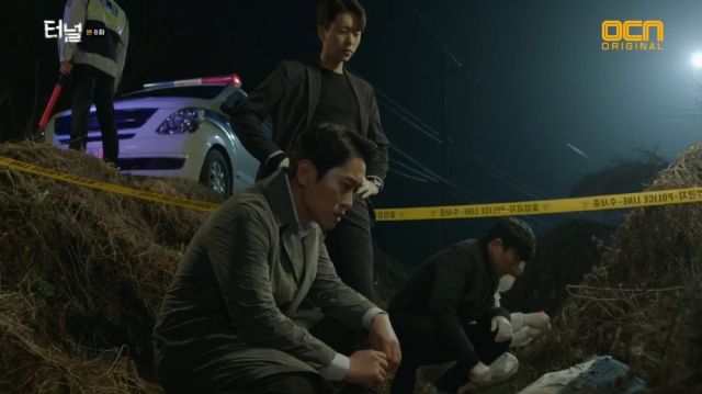 Seong-sik and Seon-jae finding the latest victim