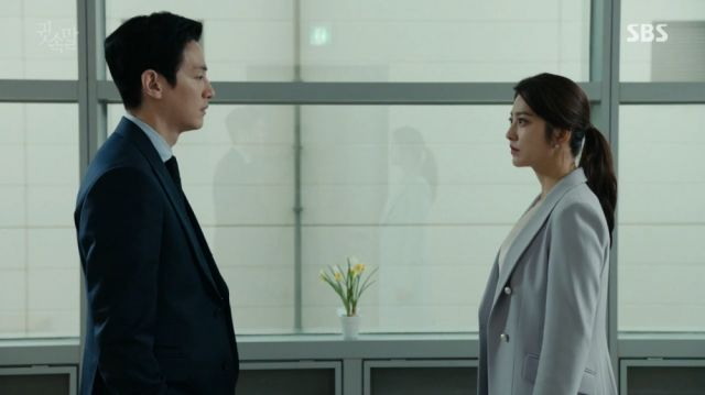 Soo-yeon facing Jeong-il after his betrayal