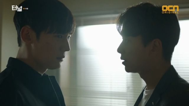 Seon-jae trying to help Gwang-ho snap out of his mourning