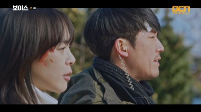 Kwon-joo and Jin-hyeok watching a criminal being taken away
