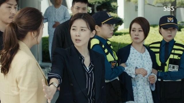 Soo-yeon's mom is arrested