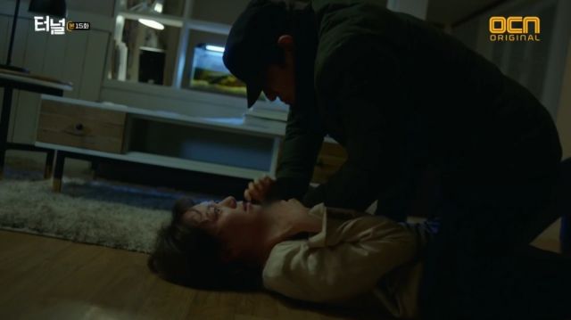 Jin-woo attacking Jae-i