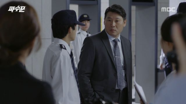 Seung-ro asking for Soo-ji's removal from the building