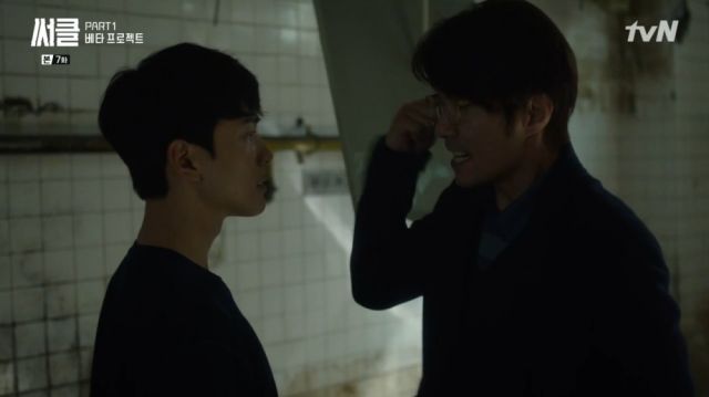 Professor Han trying to convince Woo-jin