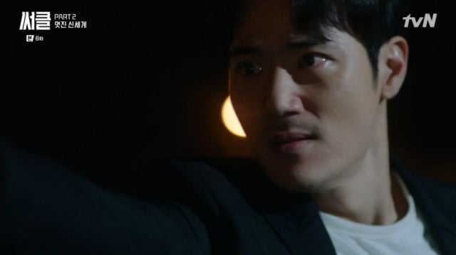 Joon-hyeok pointing a gun at Dong-geon