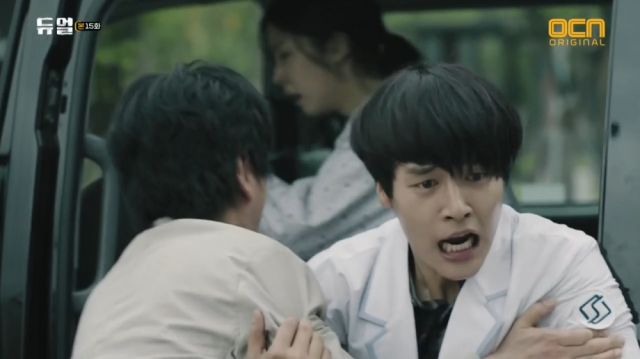 Seong-joon being held by Yoo-sik as he tries to reach Deuk-cheon