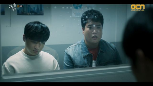 Jeong-hoon and Man-hee visiting Dong-cheol in jail