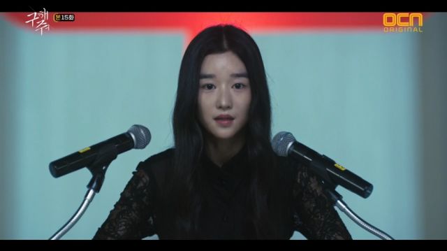 Sang-mi addressing the cultists