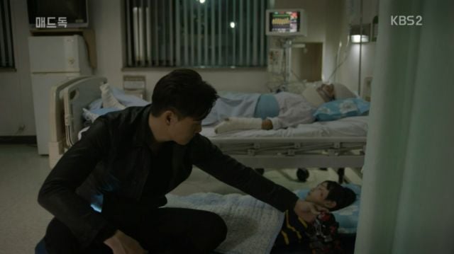 Kang-woo with the victims of the collapse