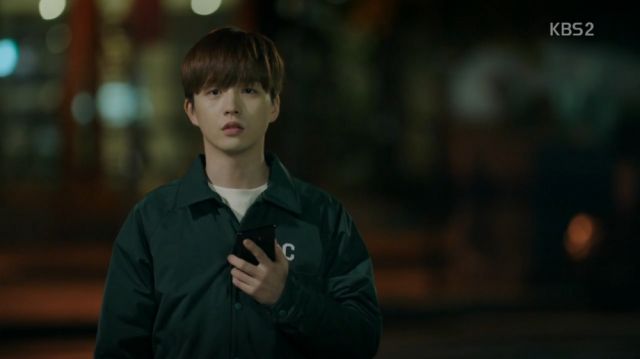 Noo-ri receiving a call from his father