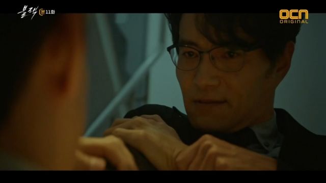 Ji-dong trying to kill Leo