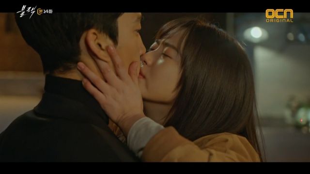 Ha-ram kissing who she thinks is Moo-gang