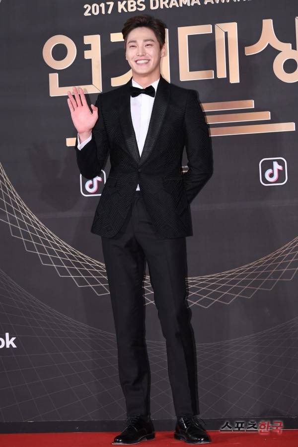 [Photos] The 2017 KBS Drama Awards - Gents on the Red Carpet ...