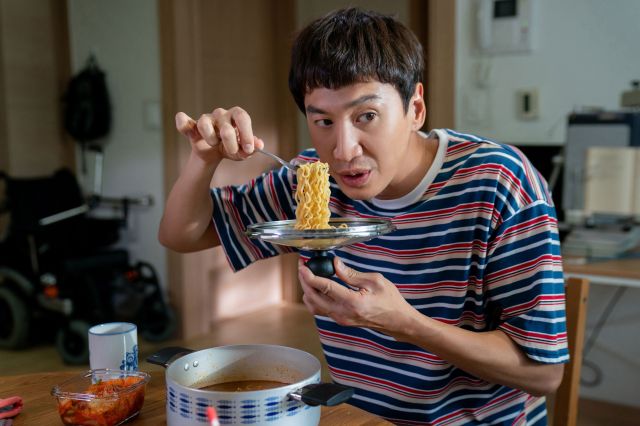 [Photos] New Lee Kwang-soo Stills Added for the Upcoming Korean Movie ...
