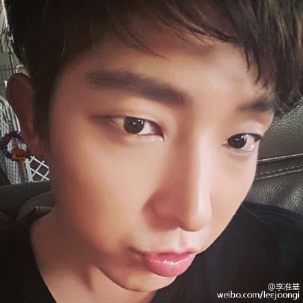 Lee Joon Gi Takes Selfie With Pouty Lips Hancinema