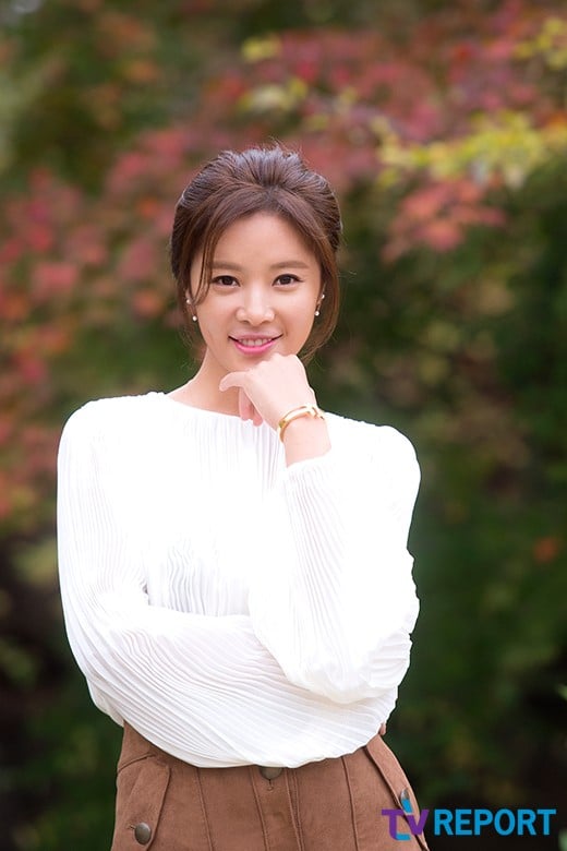 Hwang Jung-eum confirms she is dating pro golfer Lee Young-don @ HanCinema