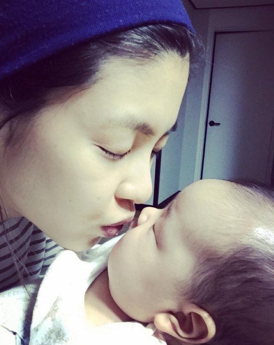 Lee Yoon-ji and her daughter, 'pretty' @ HanCinema