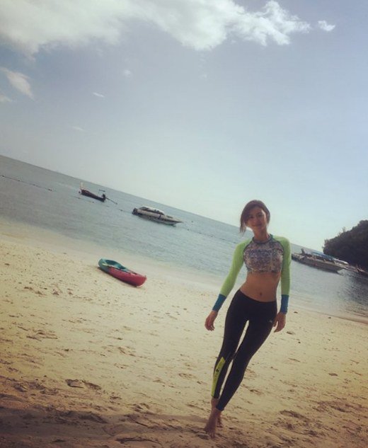 Park Soo-jin at the beach a few months back @ HanCinema