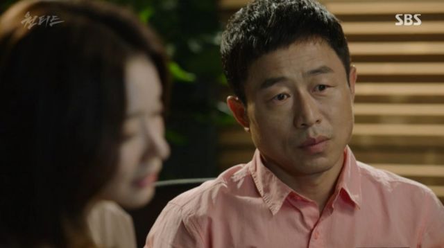 Joon-goo and Hye-in discussing their loss