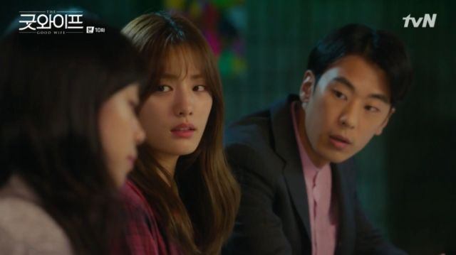 Moo-yeol interrupting Dan and Hye-kyeong's conversation