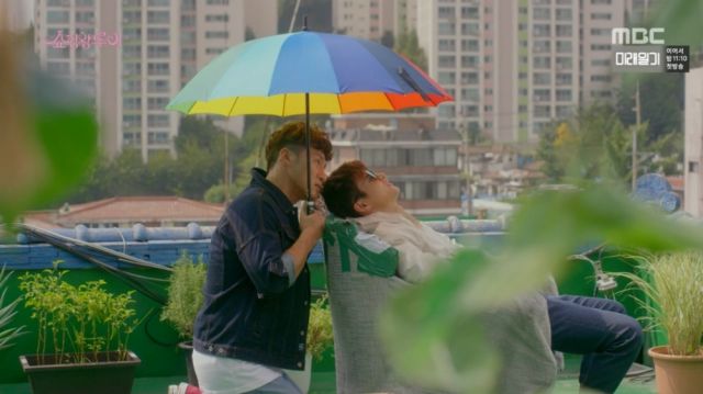 In-seong holding an umbrella for Ji-seong
